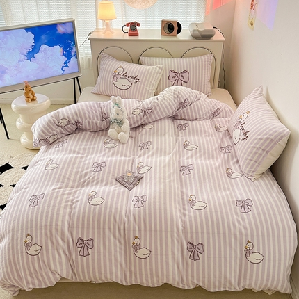 91家纺网 家纺一手货源 找家纺 昔可家纺 2023新款大版印花枕套牛奶绒系列四件套 芭蕾天鹅