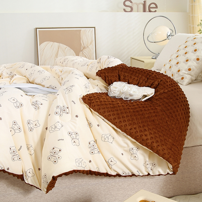 91家纺网 家纺一手货源 找家纺 爱宝被业 2025新款棉麻双层纱豆豆绒被芯 小熊嘟嘟