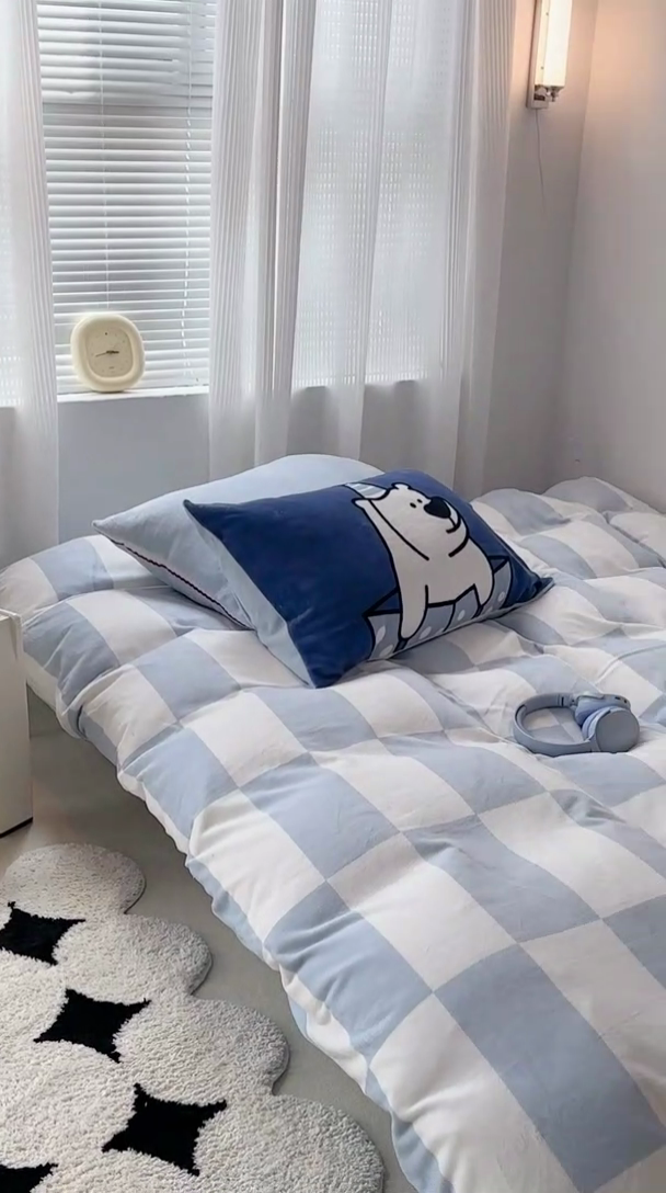 91家纺网 家纺一手货源 找家纺 昔可家纺 2023新款大版数码印花保暖牛奶绒四件套 蓝格礼物熊