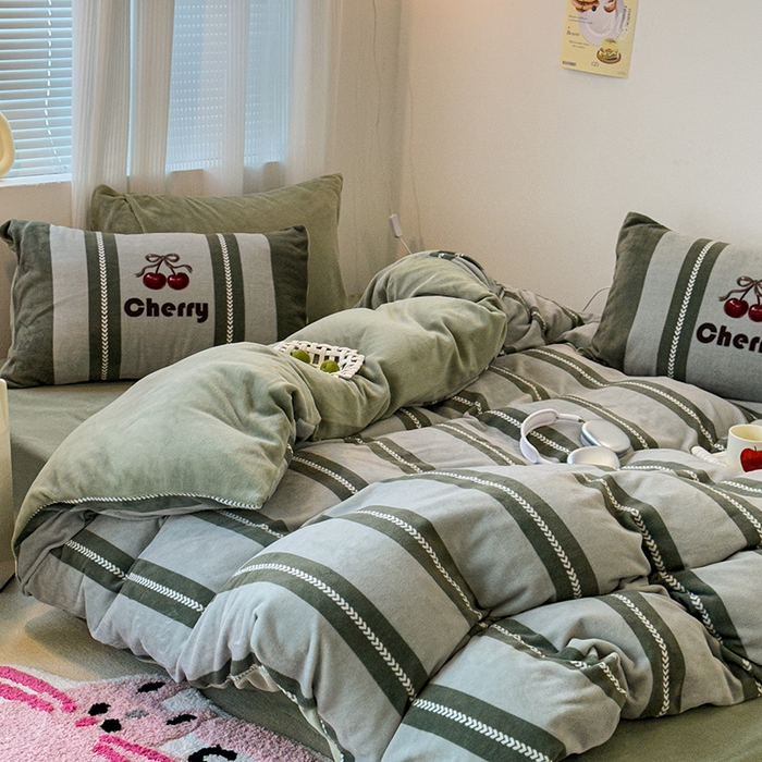 91家纺网 家纺一手货源 找家纺 昔可家纺 2023新款大版数码印花保暖牛奶绒四件套 复古丝带樱桃