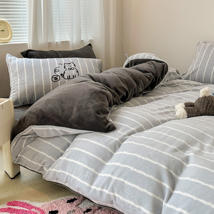 91家纺网 家纺一手货源 找家纺 昔可家纺 2023新款大版数码印花保暖牛奶绒四件套 灰条绅士猫