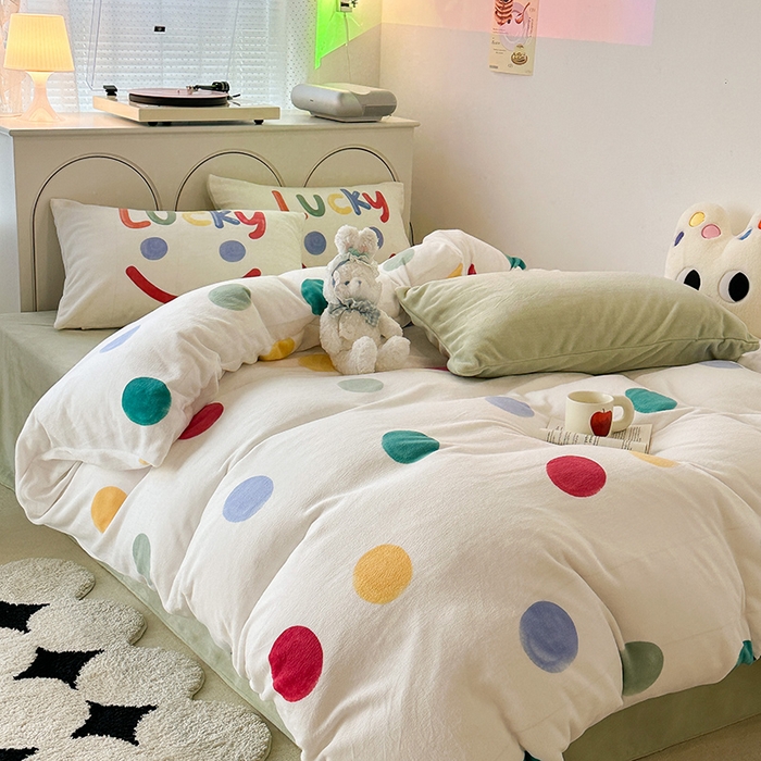 91家纺网 家纺一手货源 找家纺 昔可家纺 2023新款大版印花枕套牛奶绒系列四件套 彩色波点