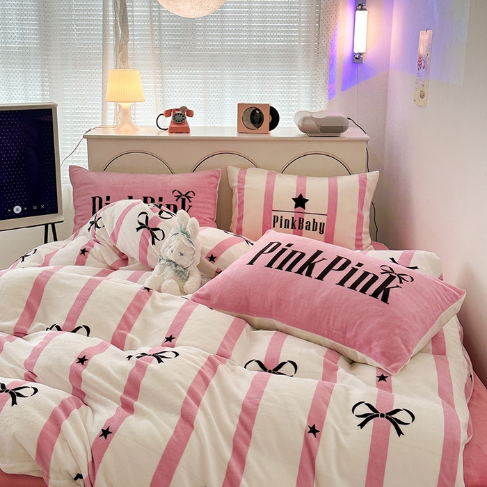 91家纺网 家纺一手货源 找家纺 昔可家纺 2023新款大版印花枕套牛奶绒系列四件套 粉条星星蝴蝶结