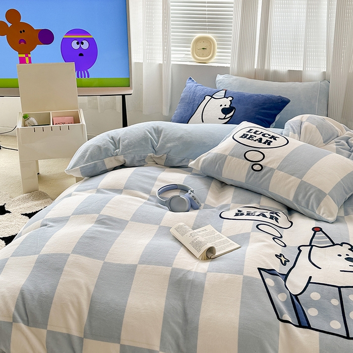 91家纺网 家纺一手货源 找家纺 昔可家纺 2023新款大版数码印花保暖牛奶绒四件套 蓝格礼物熊