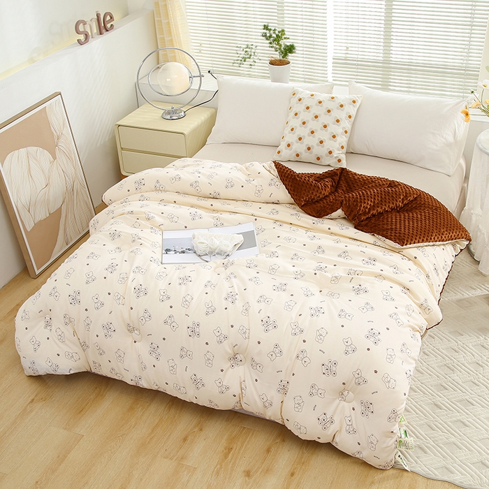 91家纺网 家纺一手货源 找家纺 爱宝被业 2025新款棉麻双层纱豆豆绒被芯 小熊嘟嘟