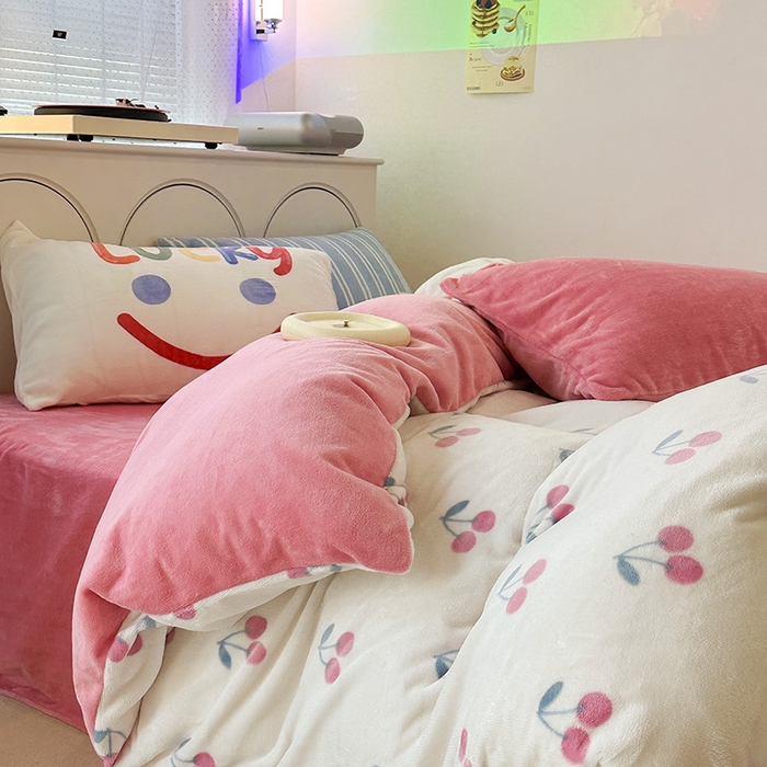 91家纺网 家纺一手货源 找家纺 昔可家纺 2023新款大版印花枕套牛奶绒系列四件套 叶子樱桃