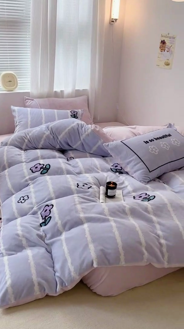 91家纺网 家纺一手货源 找家纺 昔可家纺 2023新款大版数码印花保暖牛奶绒四件套 竖条紫花