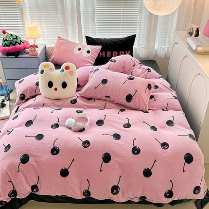 昔可家纺 2023新款大版印花枕套牛奶绒系列四件套 黑粉樱桃