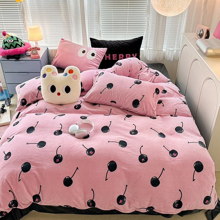 91家纺网 家纺一手货源 找家纺 昔可家纺 2023新款大版印花枕套牛奶绒系列四件套 黑粉樱桃