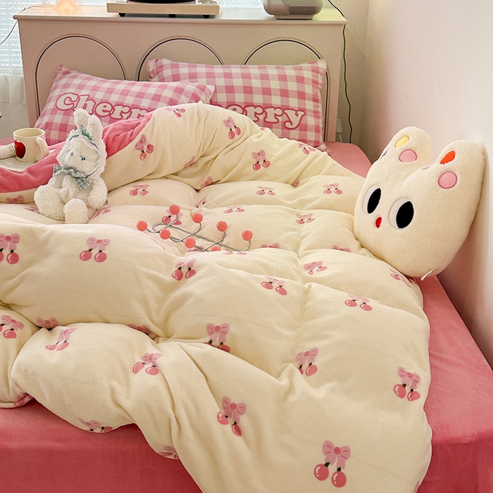 91家纺网 家纺一手货源 找家纺 昔可家纺 2023新款大版印花枕套牛奶绒系列四件套 一口樱桃