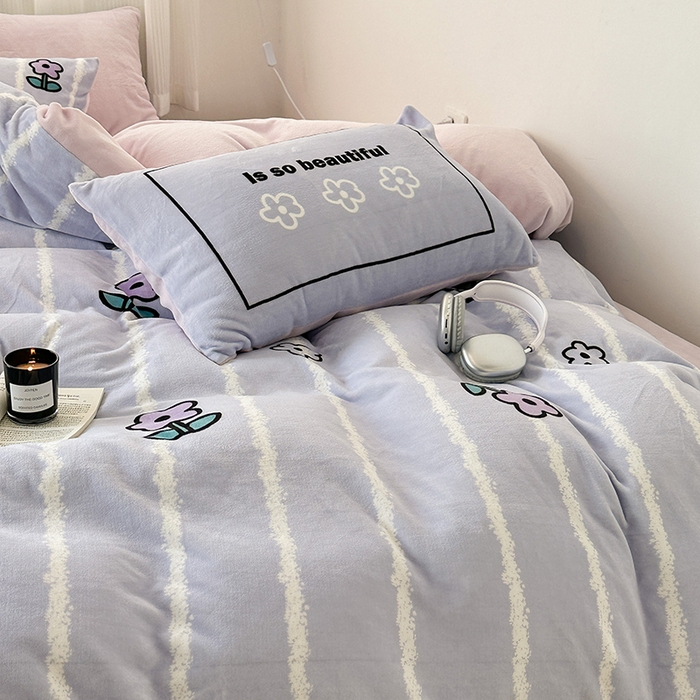 91家纺网 家纺一手货源 找家纺 昔可家纺 2023新款大版数码印花保暖牛奶绒四件套 竖条紫花