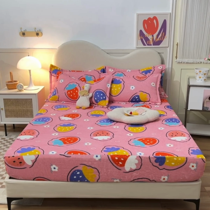 91家纺网 家纺一手货源 找家纺 甜之梦2025新款印花牛奶绒单品床笠（可接异型缺角） 粉红草莓