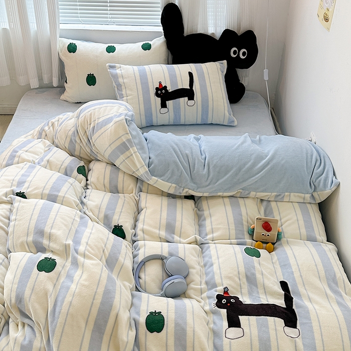 91家纺网 家纺一手货源 找家纺 昔可家纺 2023新款大版数码印花保暖牛奶绒四件套 绿苹果小黑猫