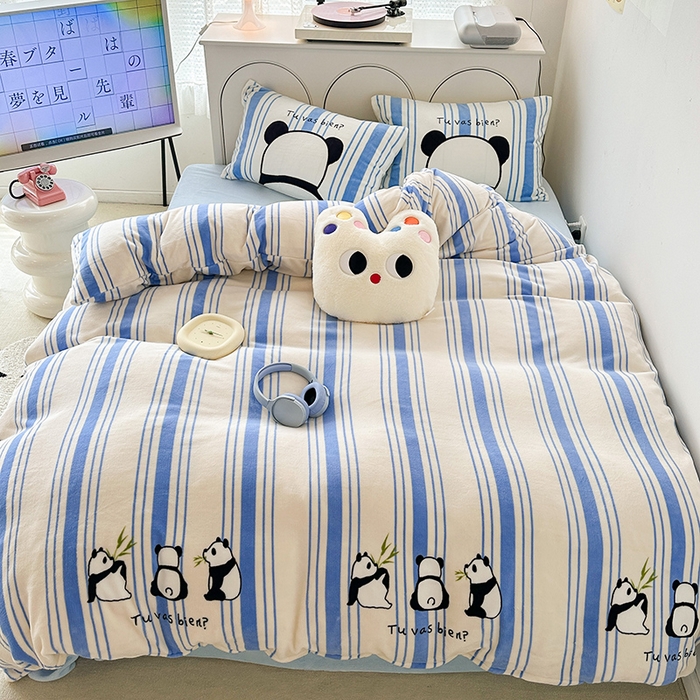 91家纺网 家纺一手货源 找家纺 昔可家纺 2023新款大版印花枕套牛奶绒系列四件套 竖条熊猫