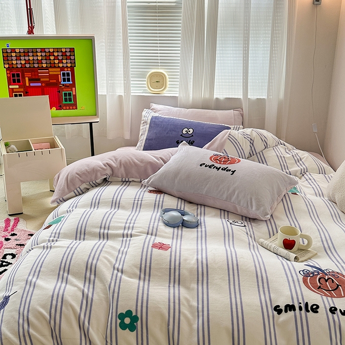 91家纺网 家纺一手货源 找家纺 昔可家纺 2023新款大版数码印花保暖牛奶绒四件套 紫竖条南瓜