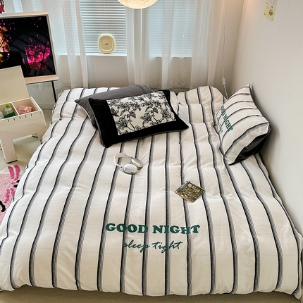 91家纺网 家纺一手货源 找家纺 昔可家纺 2023新款大版数码印花保暖牛奶绒四件套 黑条茶歇花