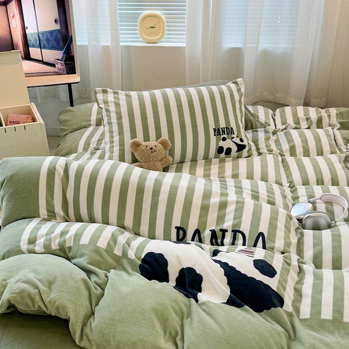 91家纺网 家纺一手货源 找家纺 昔可家纺 2023新款大版数码印花保暖牛奶绒四件套 趴趴熊猫