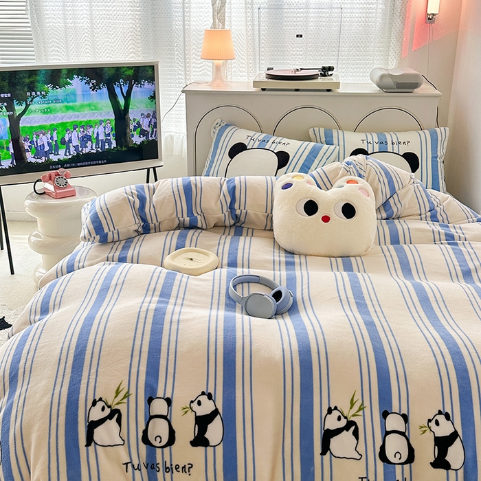 91家纺网 家纺一手货源 找家纺 昔可家纺 2023新款大版印花枕套牛奶绒系列四件套 竖条熊猫