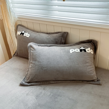 91家纺网 家纺一手货源 找家纺 （总）丽美人家纺 2023新款熊猫牛奶绒毛巾绣单枕套