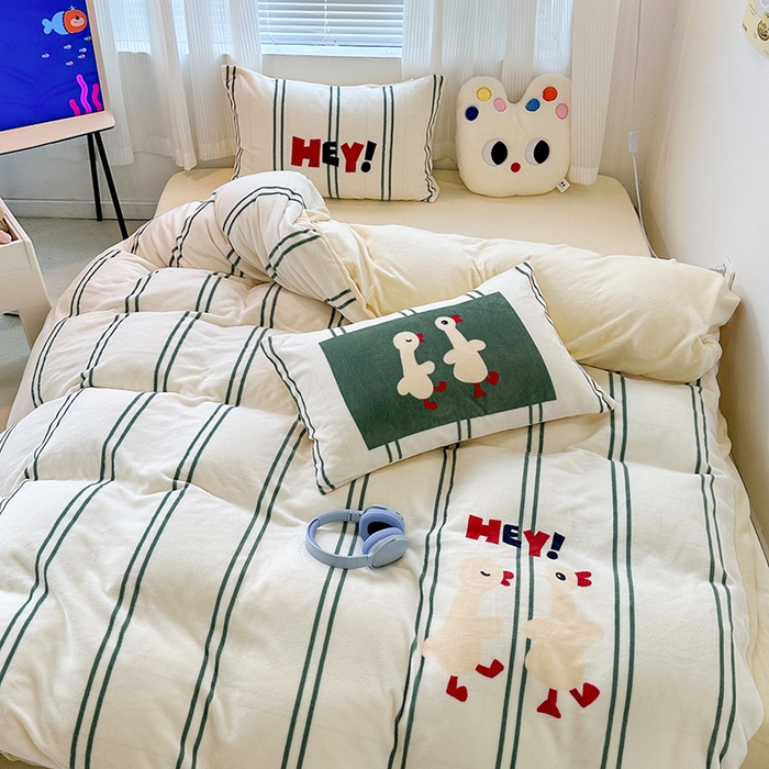 91家纺网 家纺一手货源 找家纺 昔可家纺 2023新款大版数码印花保暖牛奶绒四件套 简约绿条鸭鸭