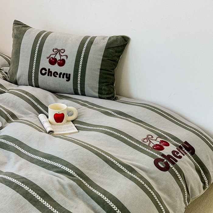 91家纺网 家纺一手货源 找家纺 昔可家纺 2023新款大版数码印花保暖牛奶绒四件套 复古丝带樱桃