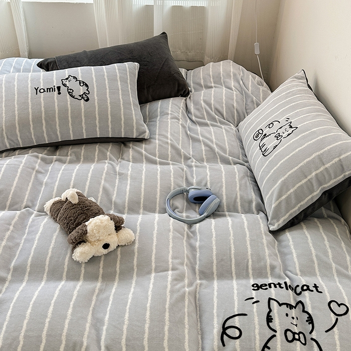 91家纺网 家纺一手货源 找家纺 昔可家纺 2023新款大版数码印花保暖牛奶绒四件套 灰条绅士猫