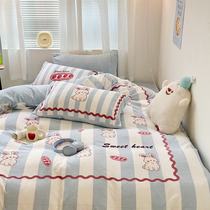 91家纺网 家纺一手货源 找家纺 昔可家纺 2023新款大版数码印花保暖牛奶绒四件套 草莓魔法棒兔