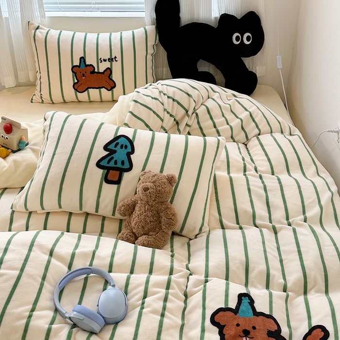 91家纺网 家纺一手货源 找家纺 昔可家纺 2023新款大版数码印花保暖牛奶绒四件套 圣诞帽狗狗