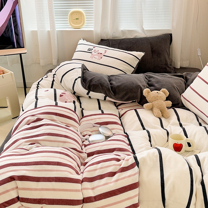 91家纺网 家纺一手货源 找家纺 昔可家纺 2023新款大版数码印花保暖牛奶绒四件套 拼接条纹爱心猫