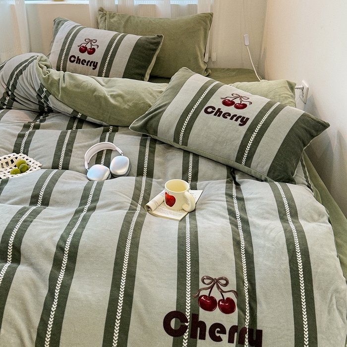 91家纺网 家纺一手货源 找家纺 昔可家纺 2023新款大版数码印花保暖牛奶绒四件套 复古丝带樱桃