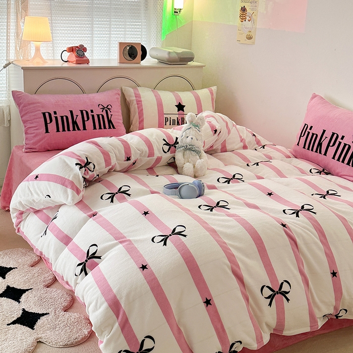 91家纺网 家纺一手货源 找家纺 昔可家纺 2023新款大版印花枕套牛奶绒系列四件套 粉条星星蝴蝶结