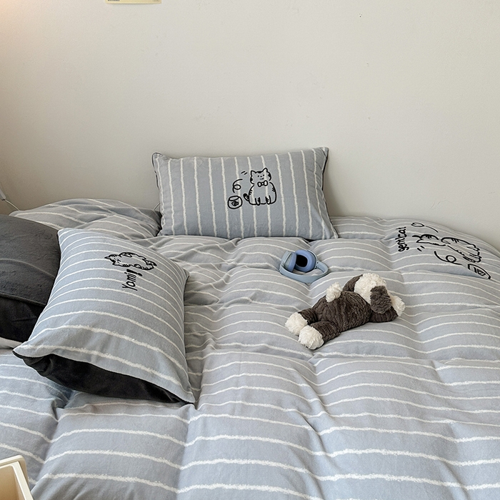 91家纺网 家纺一手货源 找家纺 昔可家纺 2023新款大版数码印花保暖牛奶绒四件套 灰条绅士猫