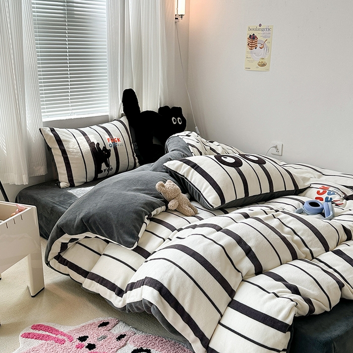 91家纺网 家纺一手货源 找家纺 昔可家纺 2023新款大版数码印花保暖牛奶绒四件套 功夫黑猫