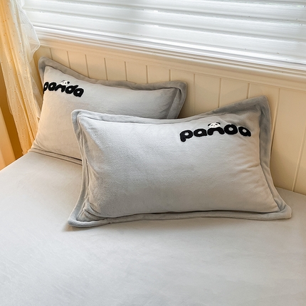 91家纺网 家纺一手货源 找家纺 （总）丽美人家纺 2023新款熊猫牛奶绒毛巾绣单枕套