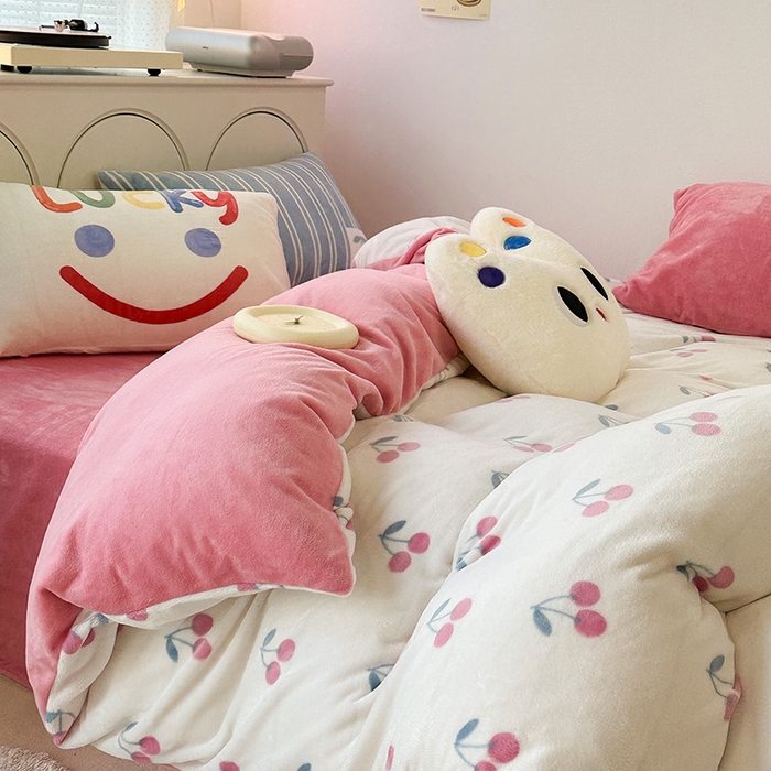 91家纺网 家纺一手货源 找家纺 昔可家纺 2023新款大版印花枕套牛奶绒系列四件套 叶子樱桃