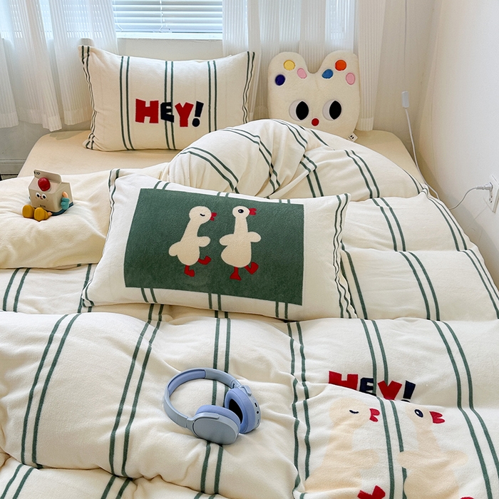 91家纺网 家纺一手货源 找家纺 昔可家纺 2023新款大版数码印花保暖牛奶绒四件套 简约绿条鸭鸭