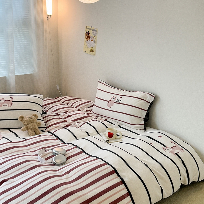 91家纺网 家纺一手货源 找家纺 昔可家纺 2023新款大版数码印花保暖牛奶绒四件套 拼接条纹爱心猫