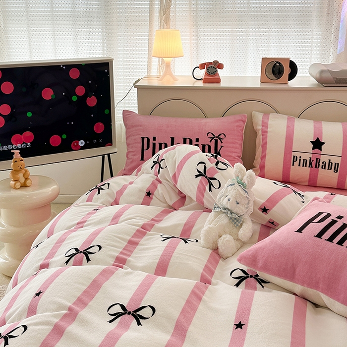 91家纺网 家纺一手货源 找家纺 昔可家纺 2023新款大版印花枕套牛奶绒系列四件套 粉条星星蝴蝶结
