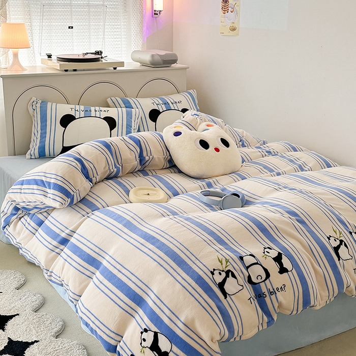 91家纺网 家纺一手货源 找家纺 昔可家纺 2023新款大版印花枕套牛奶绒系列四件套 竖条熊猫