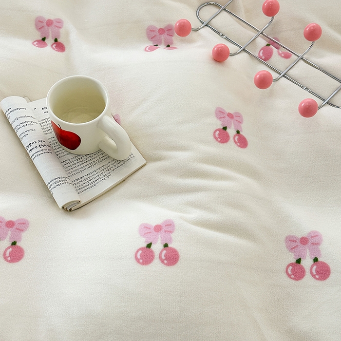 91家纺网 家纺一手货源 找家纺 昔可家纺 2023新款大版印花枕套牛奶绒系列四件套 一口樱桃