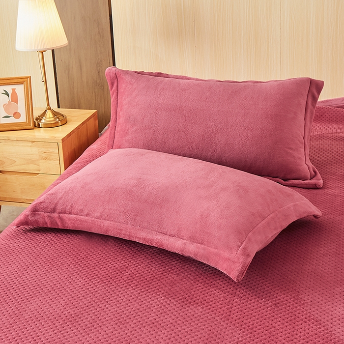 91家纺网 家纺一手货源 找家纺 梦精灵家纺 2025新款软糯舒适牛奶绒印花单品-单枕套 莲红