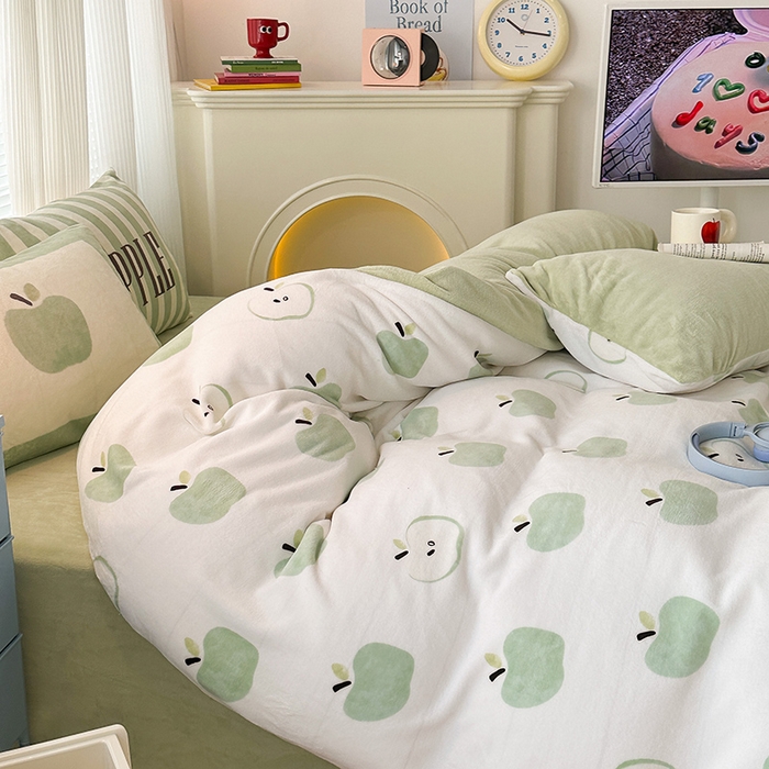 91家纺网 家纺一手货源 找家纺 昔可家纺 2023新款大版印花枕套牛奶绒系列四件套 青苹果