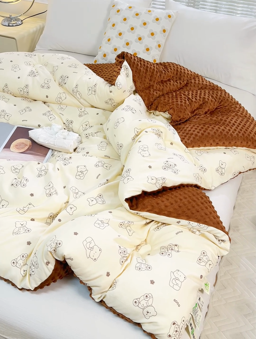 91家纺网 家纺一手货源 找家纺 爱宝被业 2025新款棉麻双层纱豆豆绒被芯 小熊嘟嘟