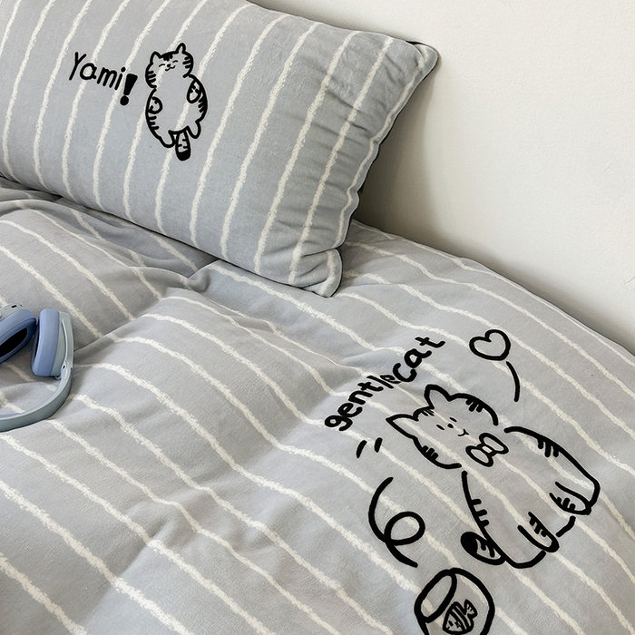 91家纺网 家纺一手货源 找家纺 昔可家纺 2023新款大版数码印花保暖牛奶绒四件套 灰条绅士猫