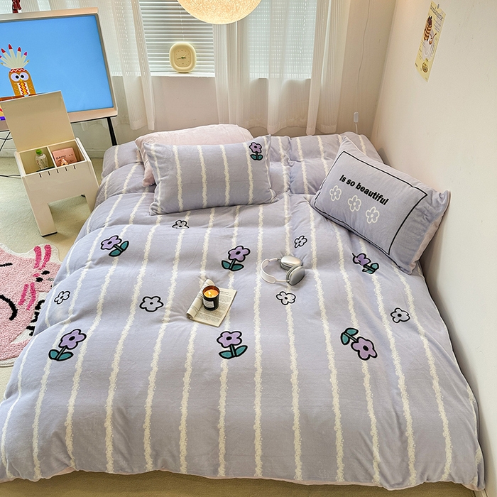 91家纺网 家纺一手货源 找家纺 昔可家纺 2023新款大版数码印花保暖牛奶绒四件套 竖条紫花