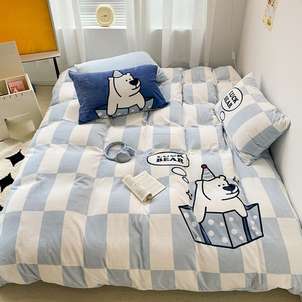 91家纺网 家纺一手货源 找家纺 昔可家纺 2023新款大版数码印花保暖牛奶绒四件套 蓝格礼物熊