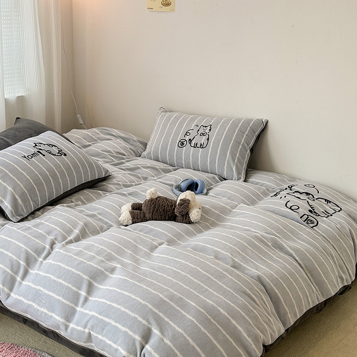 91家纺网 家纺一手货源 找家纺 昔可家纺 2023新款大版数码印花保暖牛奶绒四件套 灰条绅士猫