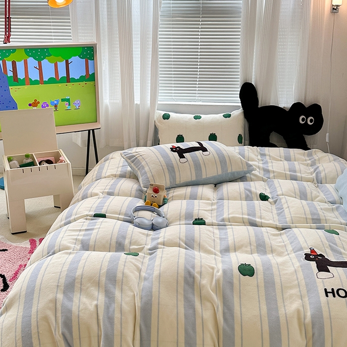 91家纺网 家纺一手货源 找家纺 昔可家纺 2023新款大版数码印花保暖牛奶绒四件套 绿苹果小黑猫