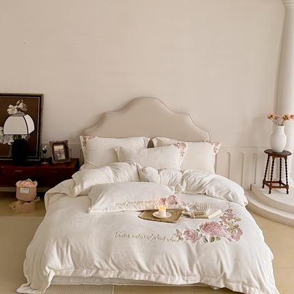 91家纺网 家纺一手货源 找家纺 （总）馨蕊家居 2023新款300克极细腻超柔煦暖绒四件套-绒白月光