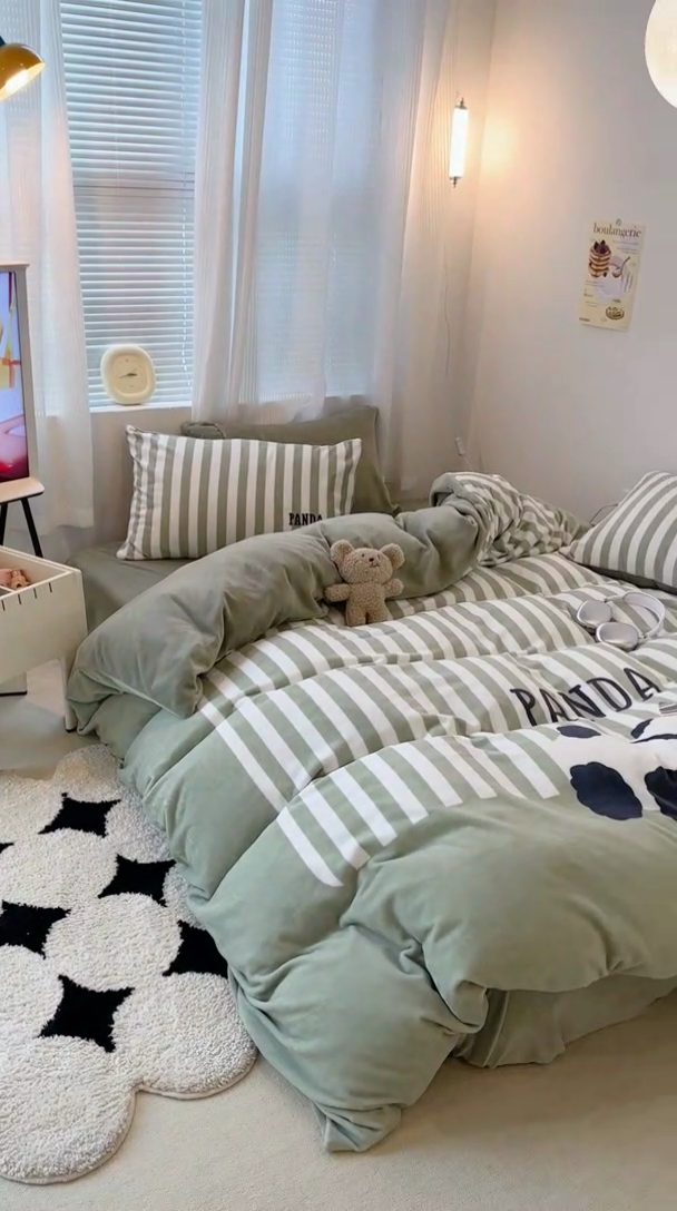 91家纺网 家纺一手货源 找家纺 昔可家纺 2023新款大版数码印花保暖牛奶绒四件套 黑条茶歇花